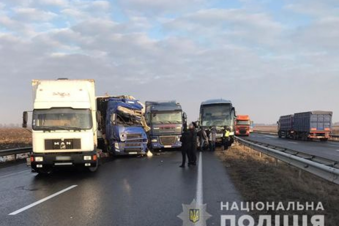 На трассе Киев – Одесса произошло ДТП с 10 автомобилями и автобусом (ФОТО)