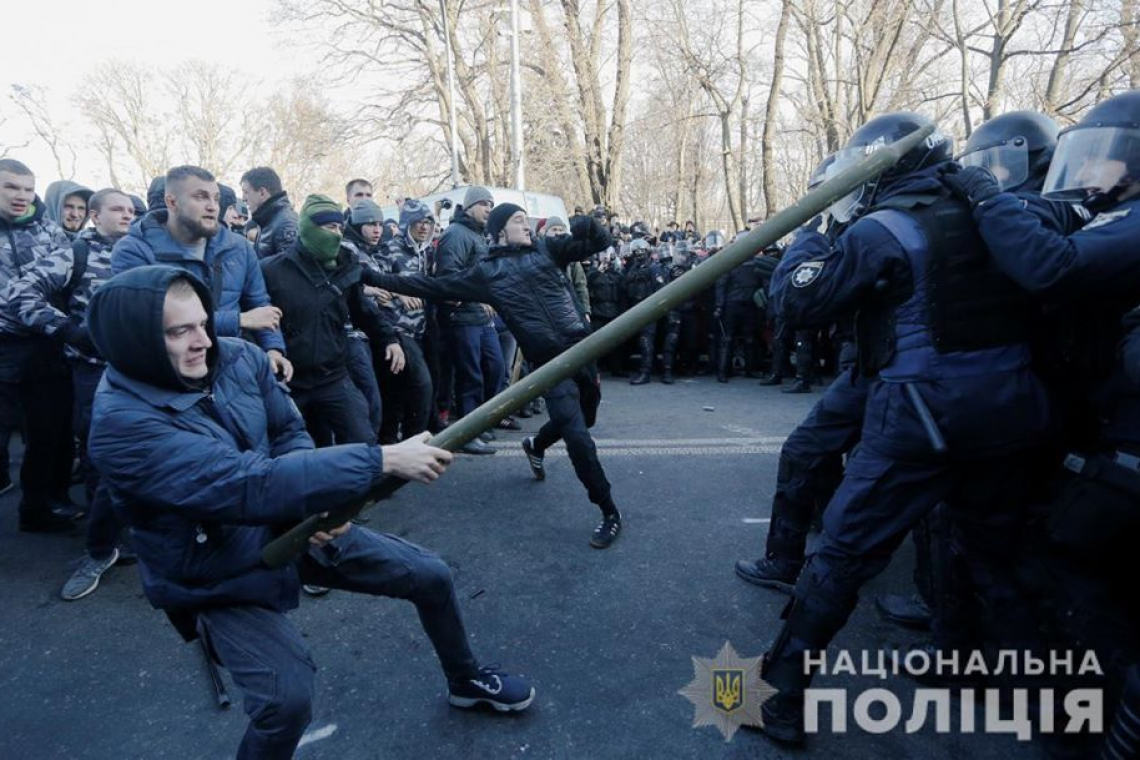 У сутичках біля ВР постраждало 19 осіб, трьом мітингувальникам готують підозри