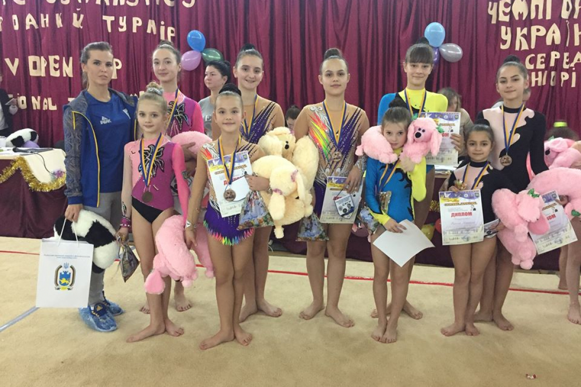 До Нового року 8 днів: передноворічна спортивна радість арцизьких акробаток