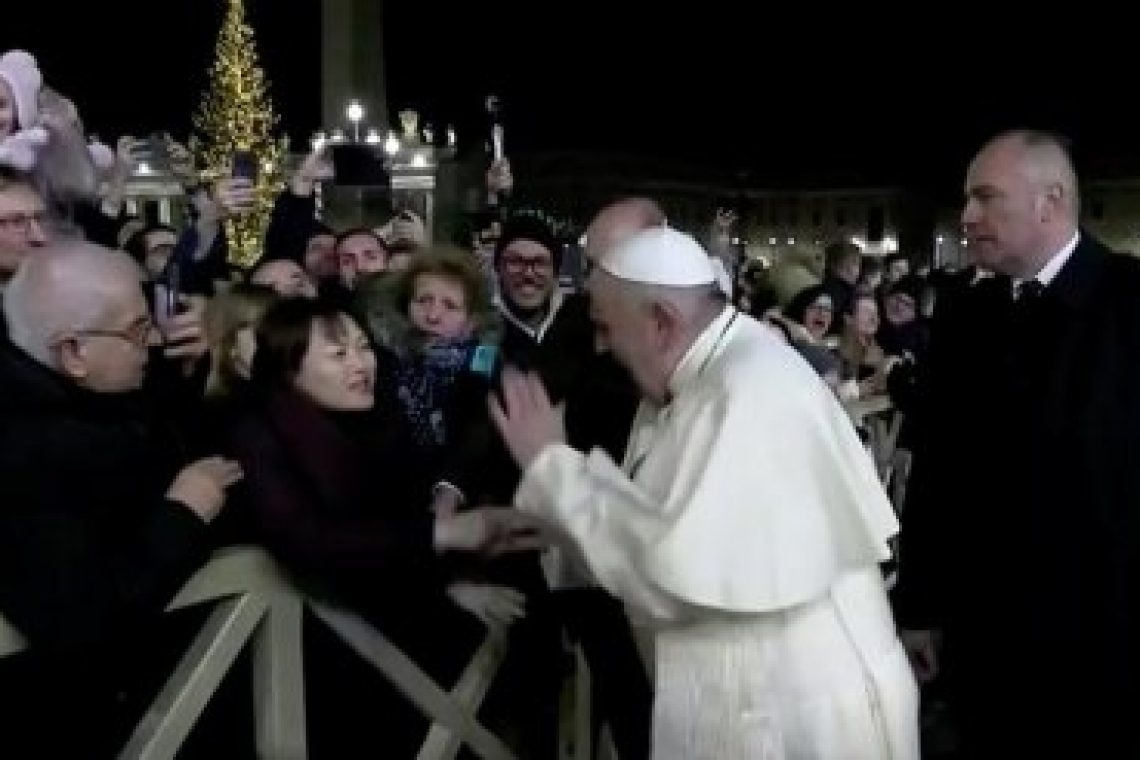Папа Римский и его неистовая фанатка стали героями сегодняшнего дня