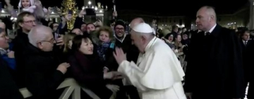 Папа Римский и его неистовая фанатка стали героями сегодняшнего дня