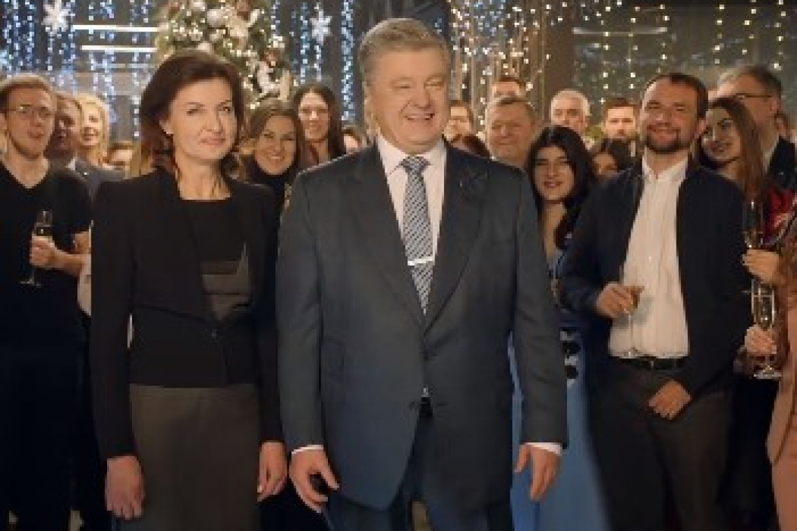 Два телеканали показали привітання Порошенка замість Зеленського