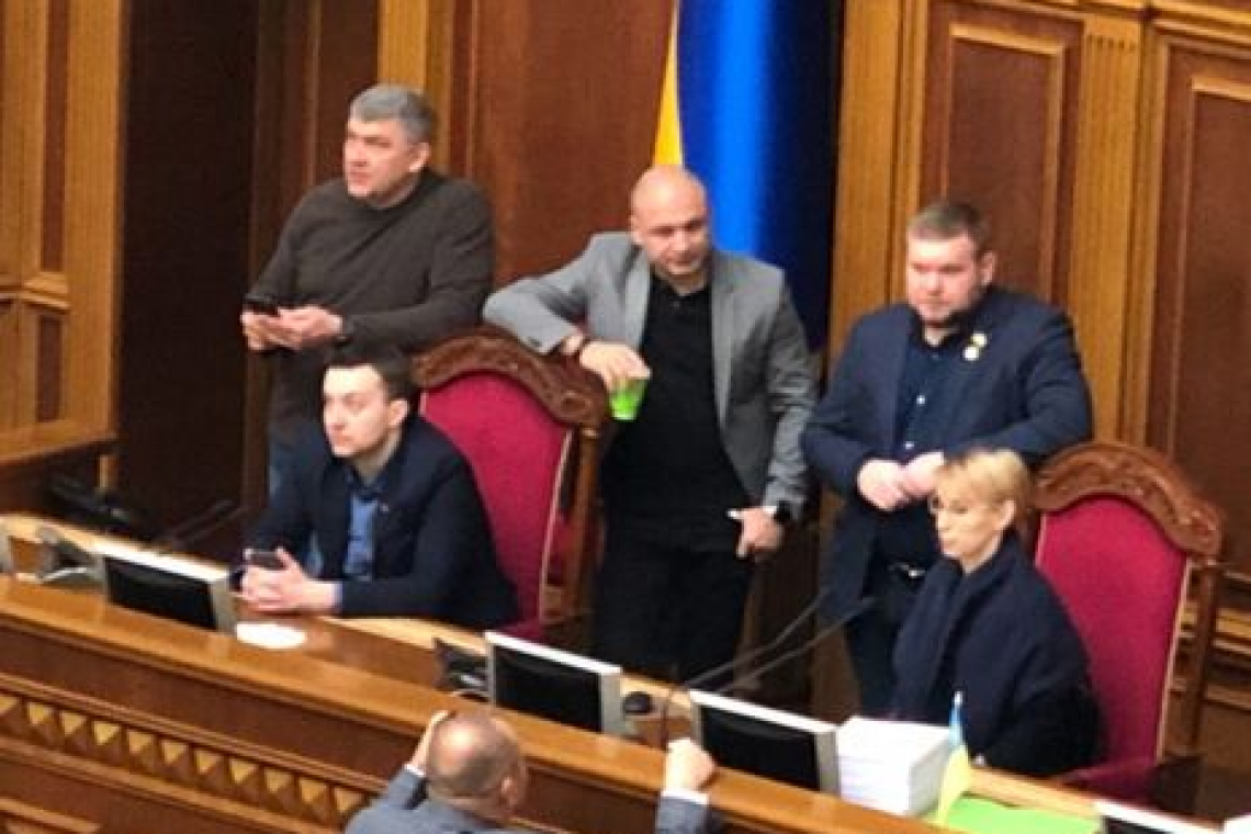 Открытие рынка земли: "Слуги народа" заняли трибуну и президиум ВР