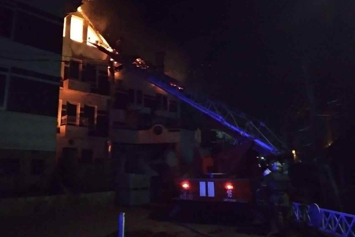 Горит база отдыха в Затоке