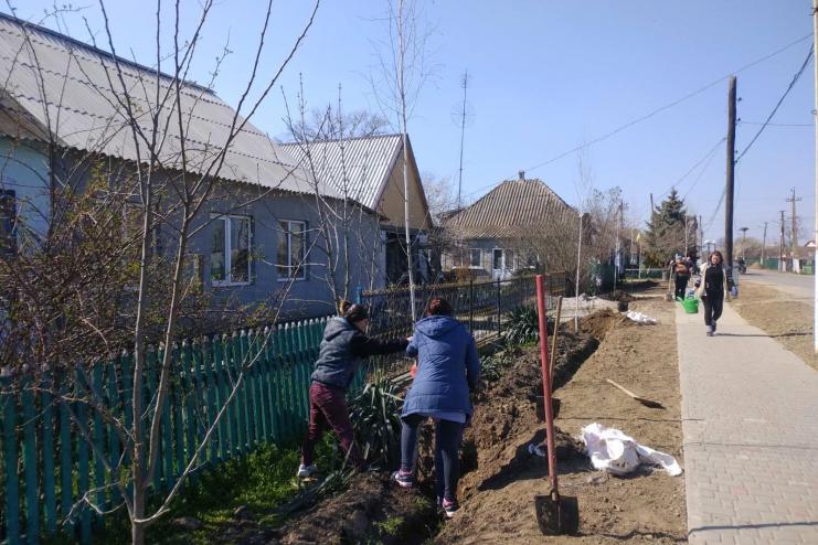 В Килийской ОТГ продолжают озеленять населенные пункты громады
