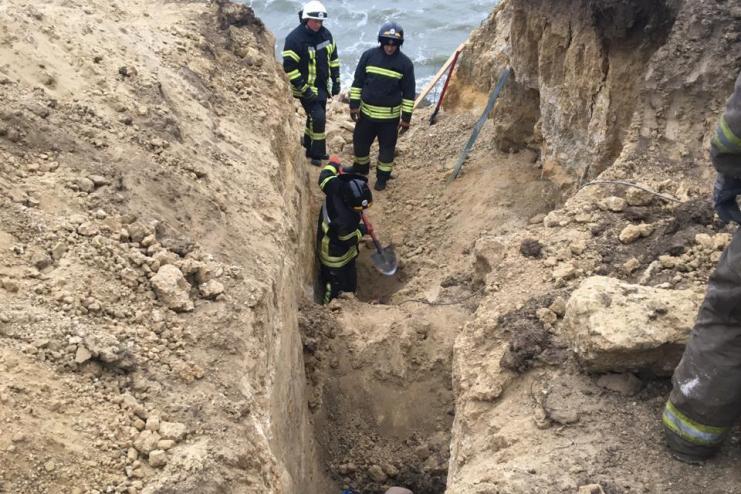 Двое одесситов трагически погибли, спасая собаку из лисьей норы