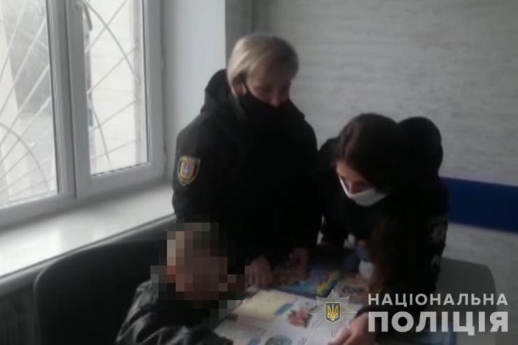 В Одесской области полиция обнаружила 5-летнего ребенка, а затем и разыскала родителей малыша: мать была пьяна