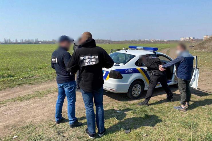 ОДЕСЬКИХ ПОЛІЦЕЙСЬКИХ ПІДОЗРЮЮТЬ У  ЗБУТІ НАРКОТИКІВ ТА ВИМАГАННІ ХАБАРА