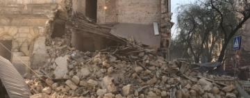 В Одессе обрушился жилой дом: прохожие едва успели убежать (видео)