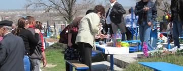 "Мы людей не удержим": глава Нацполиции о посещении кладбищ в поминальные дни