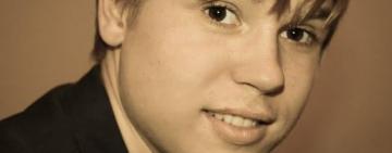 Українець на балконі в Італії приголомшливо зіграв мелодію «Чорнобривців» (Відео)