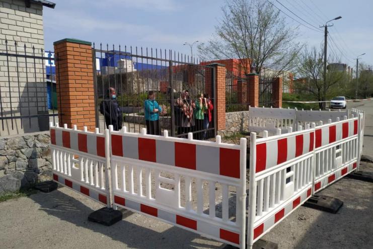 В Днепре перед храмом вырыли траншею в поисках артснаряда: будут искать до "второго пришествия"