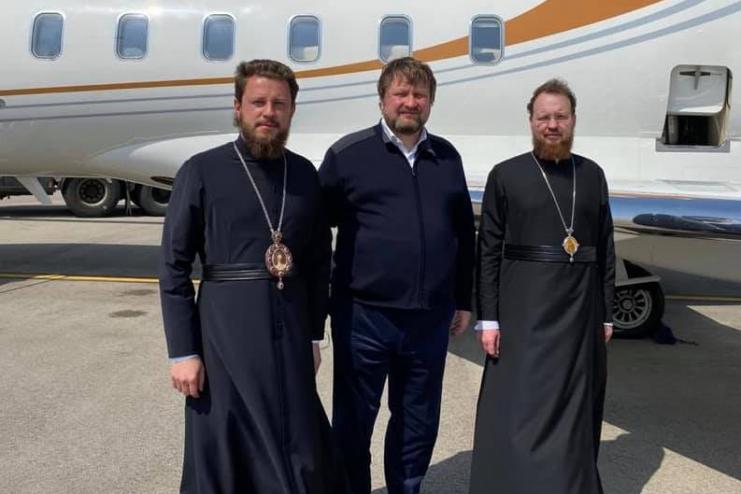Благодатный огонь везут в Украину