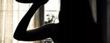 Жуткое убийство в Харькове - полицейские задержали на улице голую женщину с ножом и головой дочери в пакете