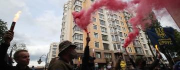 Забор под домом Зеленского обклеили плакатами