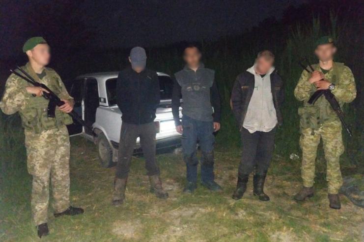 Пытаясь скрыться с незаконным уловом, браконьер сбил на «Ниве» пограничника