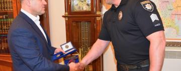 Герои среди нас: в  Одессе  наградили полицейского, который спас жительницу Аккермана от насильника