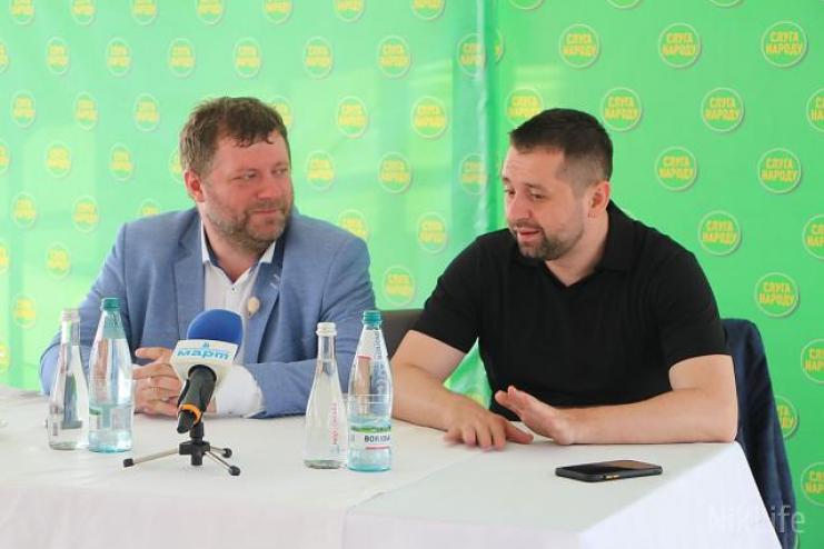 Соцсети высмеяли "Слуг народа", назвавших коллегу по фракции "бабой рабочей" и "корабельной сосной"