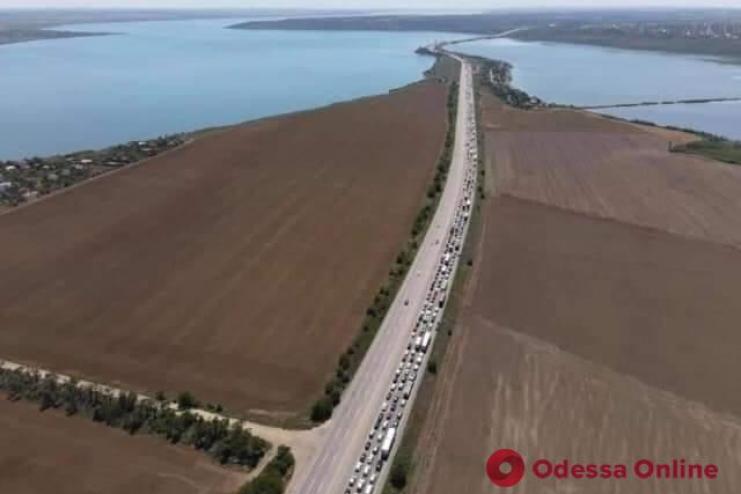 Все на море! На Киевской трассе образовалась километровая пробка 