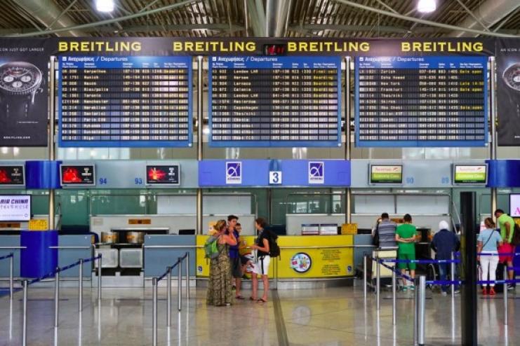 17 українців затримали в аеропорту Греції та залишили в ізоляторі без їжі та води