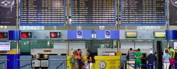 17 українців затримали в аеропорту Греції та залишили в ізоляторі без їжі та води