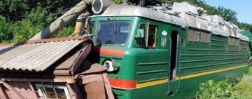 В Одесской области поезд врезался в служебное здание