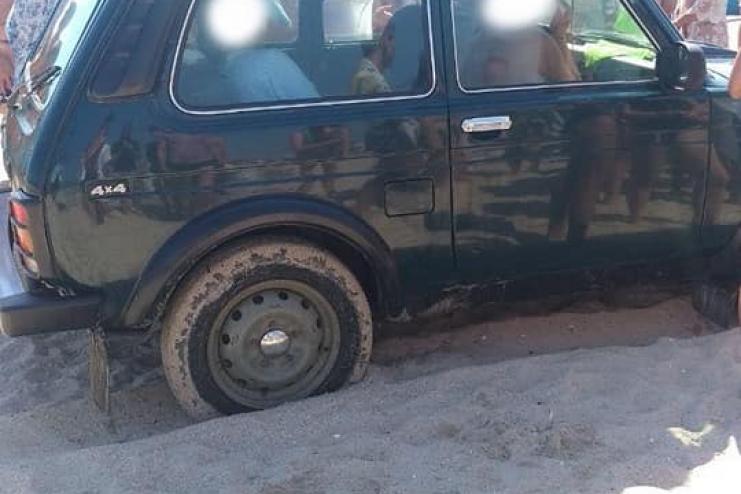 В Приморском  пьяная женщина на «Ниве» сбила мужчину прямо на пляже