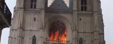 Во Франции горит готический собор Святых Петра и Павла XV века  (ВИДЕО)