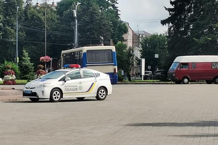"ПРОТИВ СИСТЕМЫ": в Луцке террорист захватил автобус с заложниками (ВИДЕО ЗАХВАТЧИКА, ОБНОВЛЕНИЯ)