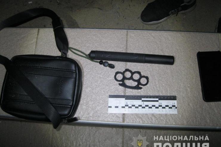 На отдых с оружием и наркотиками: полиция задержала троих парней