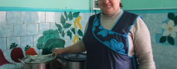 Повар детского сада Евгения Сланина удивляет маленьких гурманов