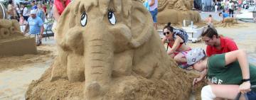 На пляже в Одессе лепили мультяшных героев из песка (фото)