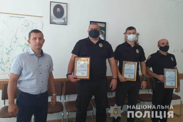 Офицеры Арцизской полиции, задержавшие вооруженного преступника, награждены почётными письмами благодарности  
