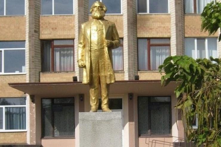 Памятники в Арцизе и Холмском стали поводом для обращения в полицию