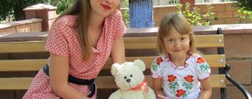 Эта милая девушка с дочерью-принцессой, не просто счастливая мама...