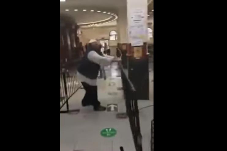 ВИДЕО: хасиды устроили погром на могиле Раби Нахмана из-за карантинных ограждений 