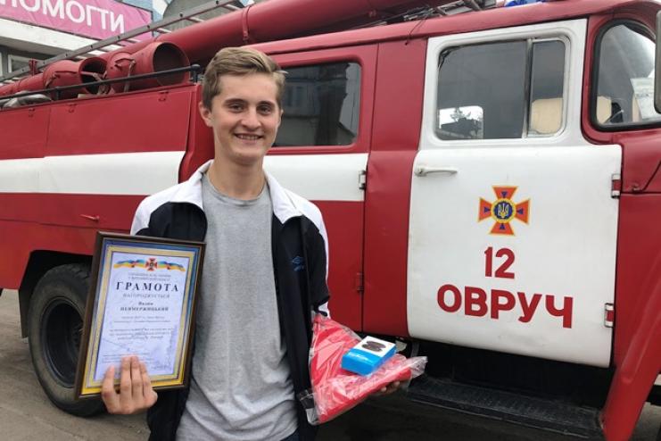 18-летний парень, которых спас двух тонущих школьниц, получил звание Героя-спасателя