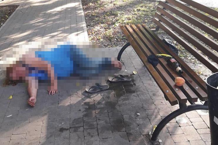 Спала под лавкой, а живут в поле: в Одессе прохожие обнаружили пьяную женщину с 5-летним сыном 
