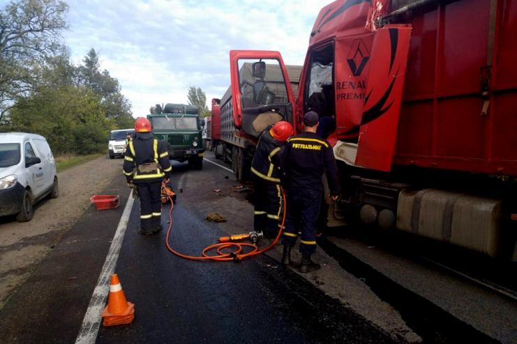 В Миколаївській області зіткнулись 5 вантажних и два легкових автомобіля