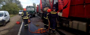 В Миколаївській області зіткнулись 5 вантажних и два легкових автомобіля