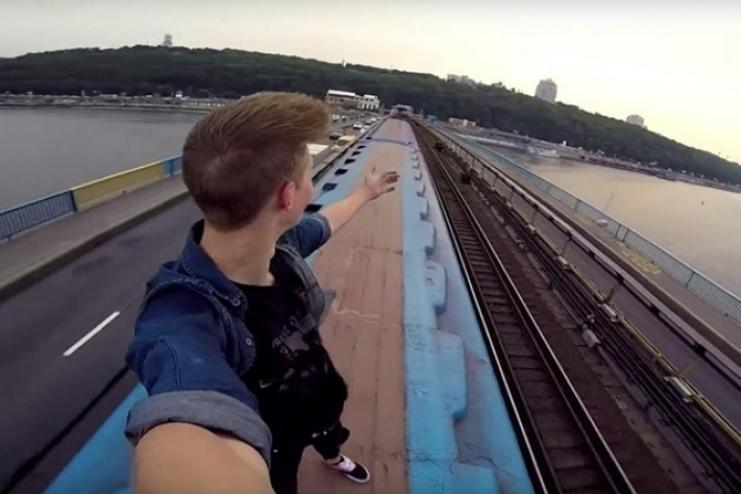 Врачи рассказали о состоянии парня, которого ударило током на железной дороге