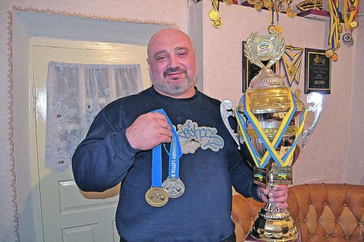 Священник-пауэрлифтер из Болградского района запрещен в священнослужении из-за участия в местных выборах 