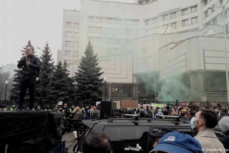 Роспуск КСУ: в Киеве - акции протеста, Зеленский предлагает полностью уволить состав КСУ