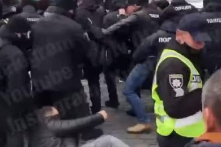Во время митинга владельцев "евроблях" произошла стычка митингующих с полицией