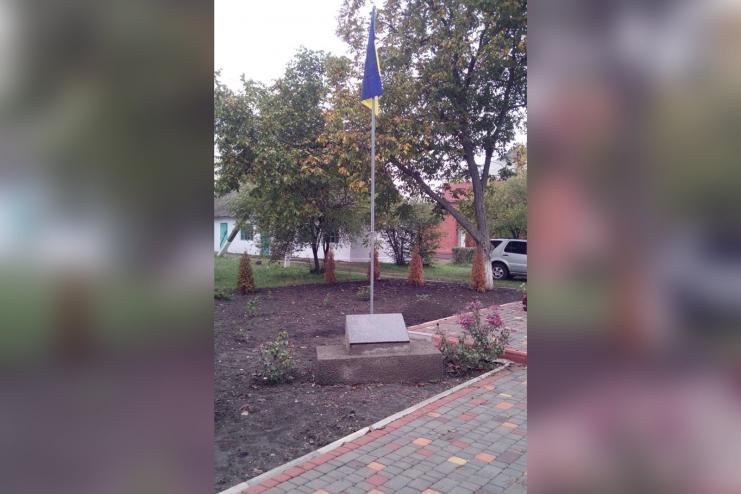 В Тарутинском районе возле мемориальной доски теперь развевается флаг Украины