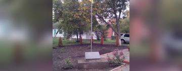 В Тарутинском районе возле мемориальной доски теперь развевается флаг Украины