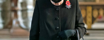 КОРОЛЕВА ВЕЛИКОЇ БРИТАНІЇ ВПЕРШЕ З'ЯВИЛАСЬ НА ПУБЛІЦІ У ЗАХИСНІЙ МАСЦІ