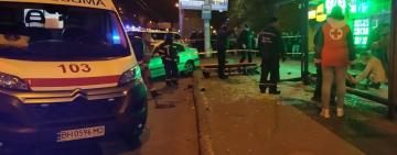 Трагедия в Одессе: автомобиль на скорости сбил людей на остановке