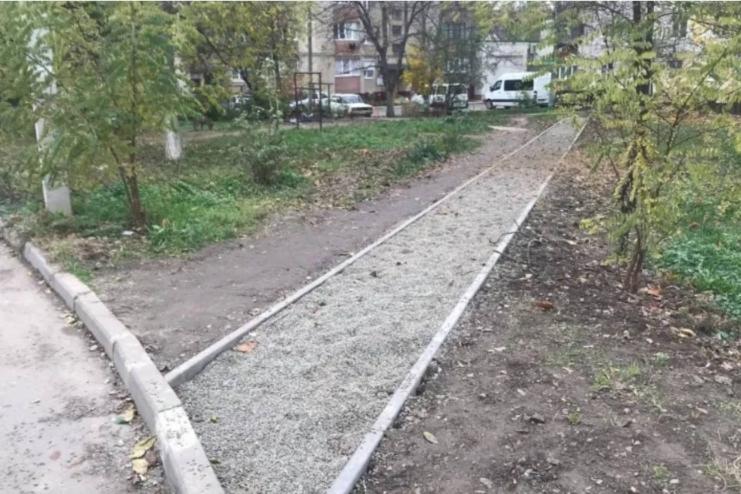 Кандидат у депутати спочатку подарував бруківку, а після програшу на виборах вимагає її повернути