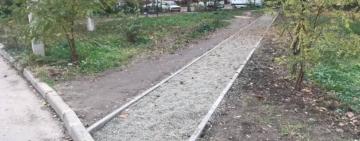 Кандидат у депутати спочатку подарував бруківку, а після програшу на виборах вимагає її повернути